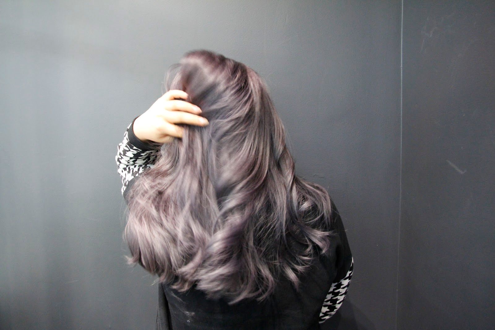Long wavy hair in soft grey and violet tones, seen from behind